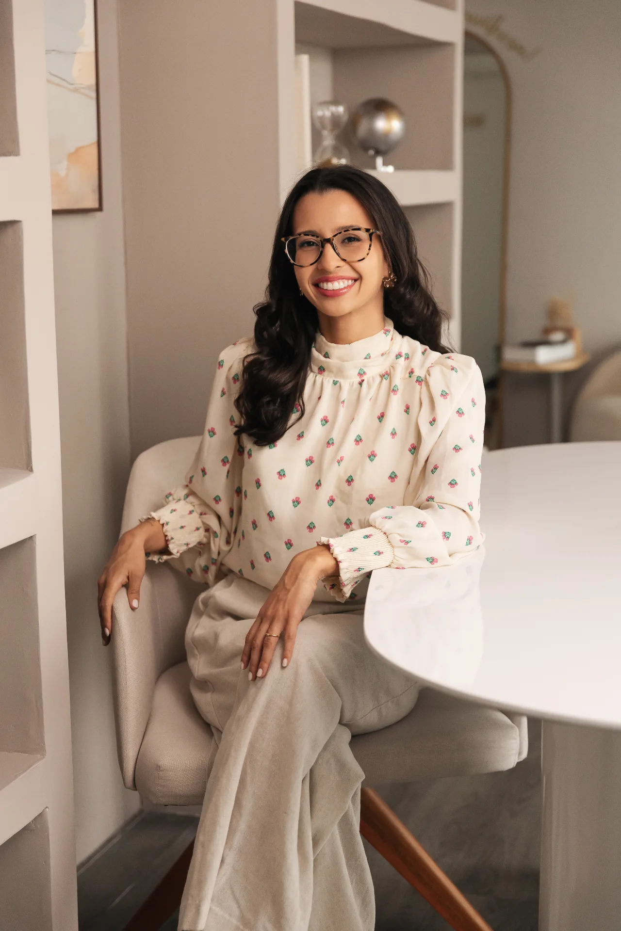 Juliana Machado em retrato acolhedor no consultório