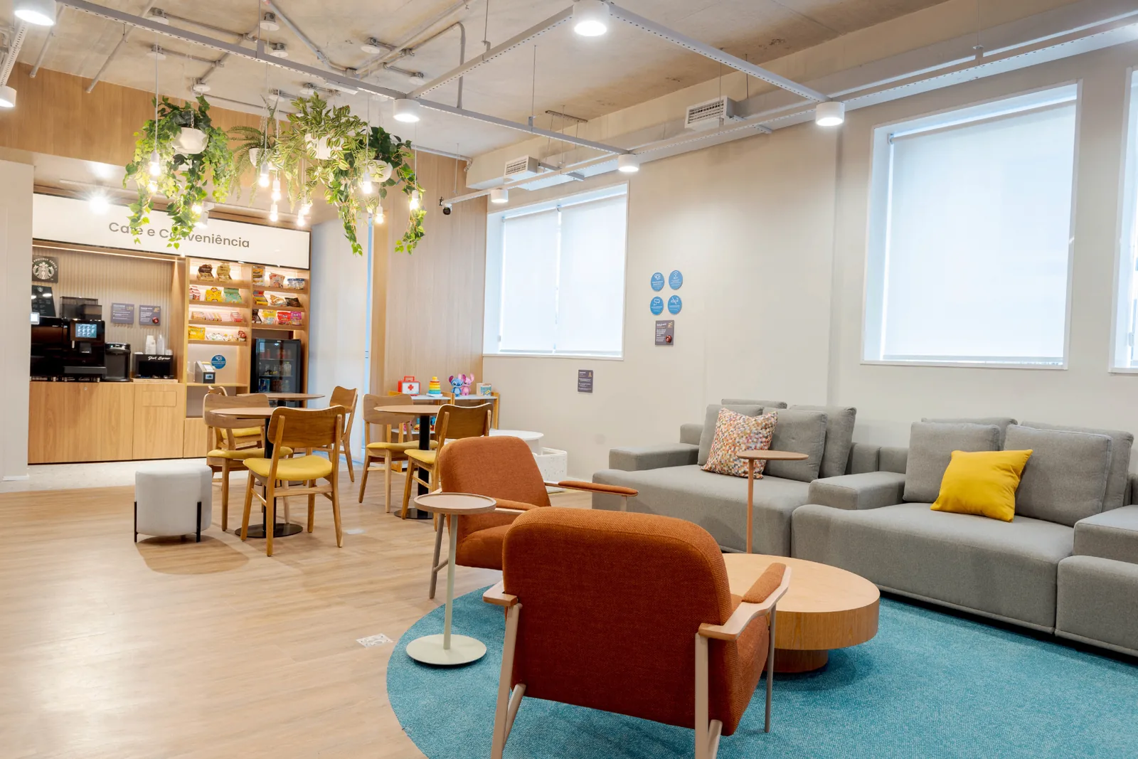 Recepção acolhedora com poltronas, café e ambiente confortável