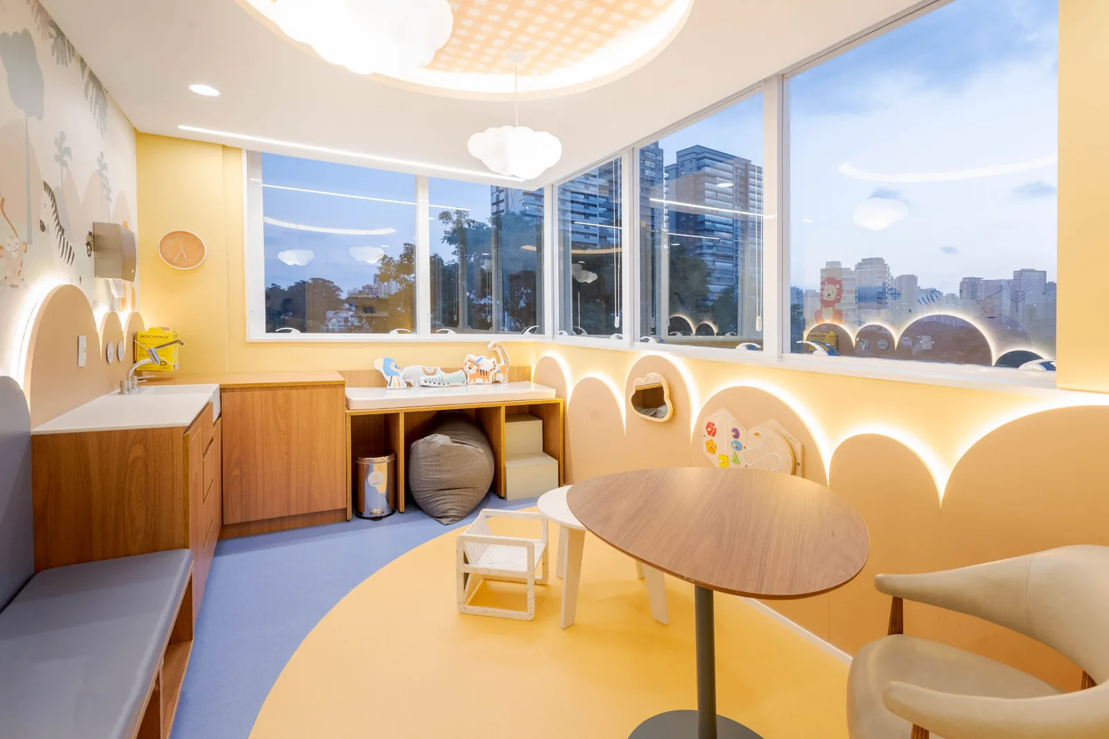Espaço infantil com iluminação suave, brinquedos e elementos lúdicos